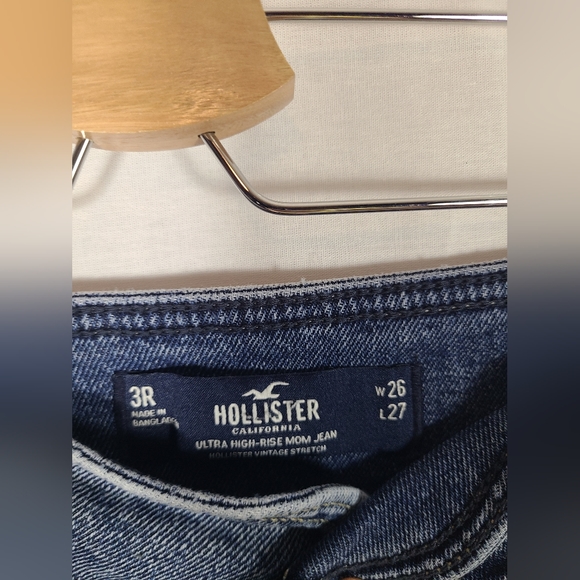 Hollister Ultra High Rise mom jeans - Size 26 - Picture 3 of 4
